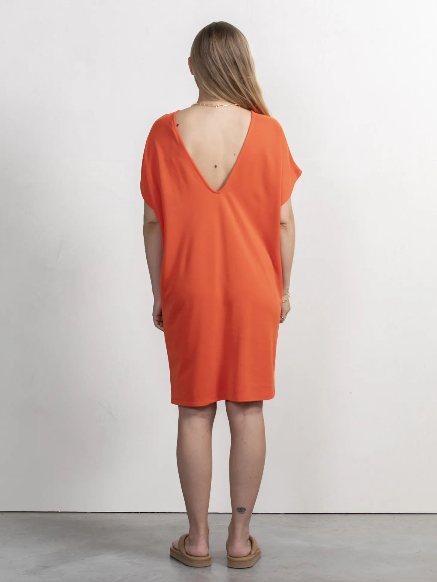 jersey_jurk_kattie_bosko_2-1.webp MBYM Jersey Jurk Kattie Bosko Cherry Tomato Fashion