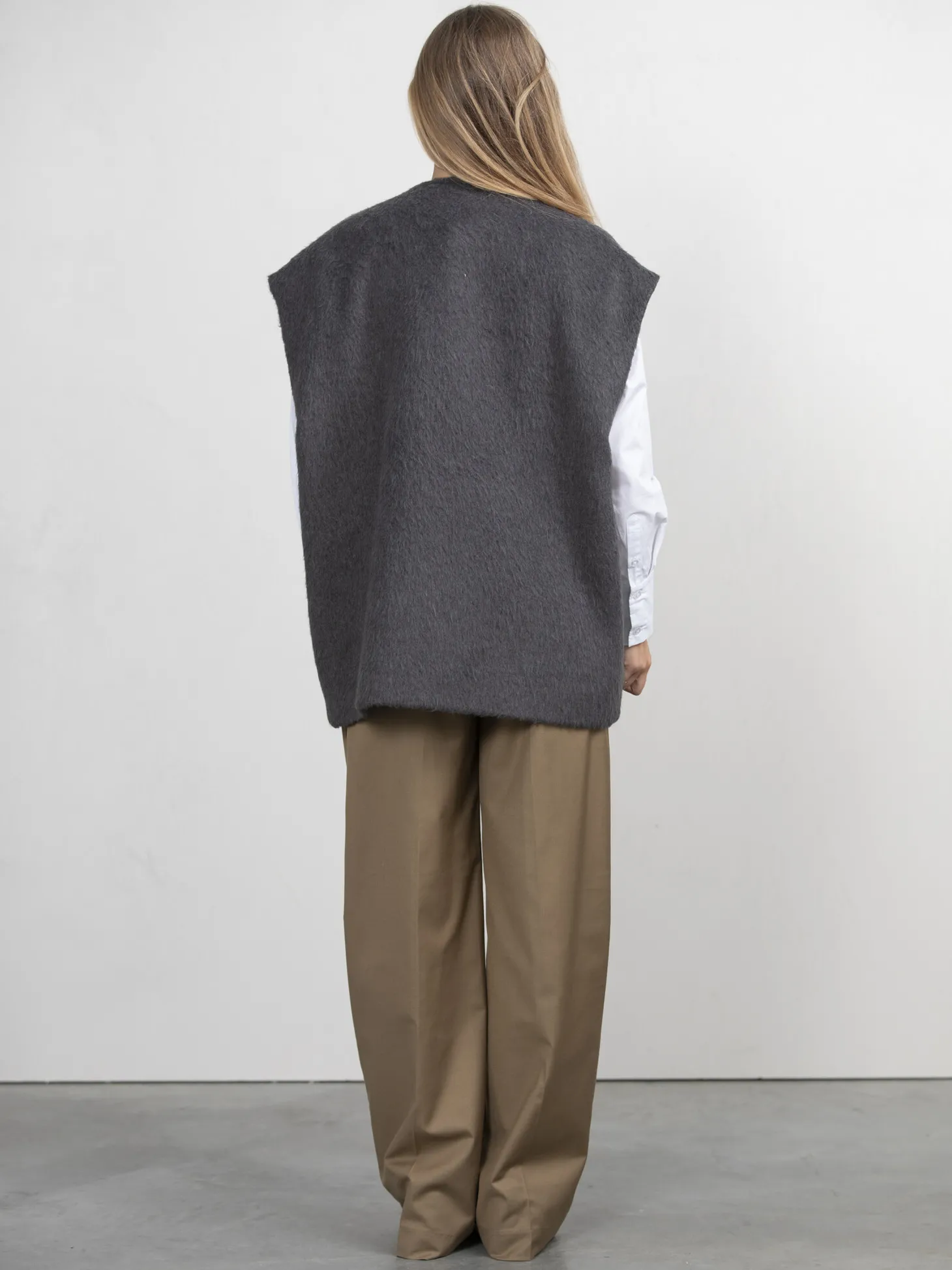 mouwloos_wollen_vest_ayda_6.webp Les Soeurs Mouwloos Wollen Vest Ayda Grey Cheap