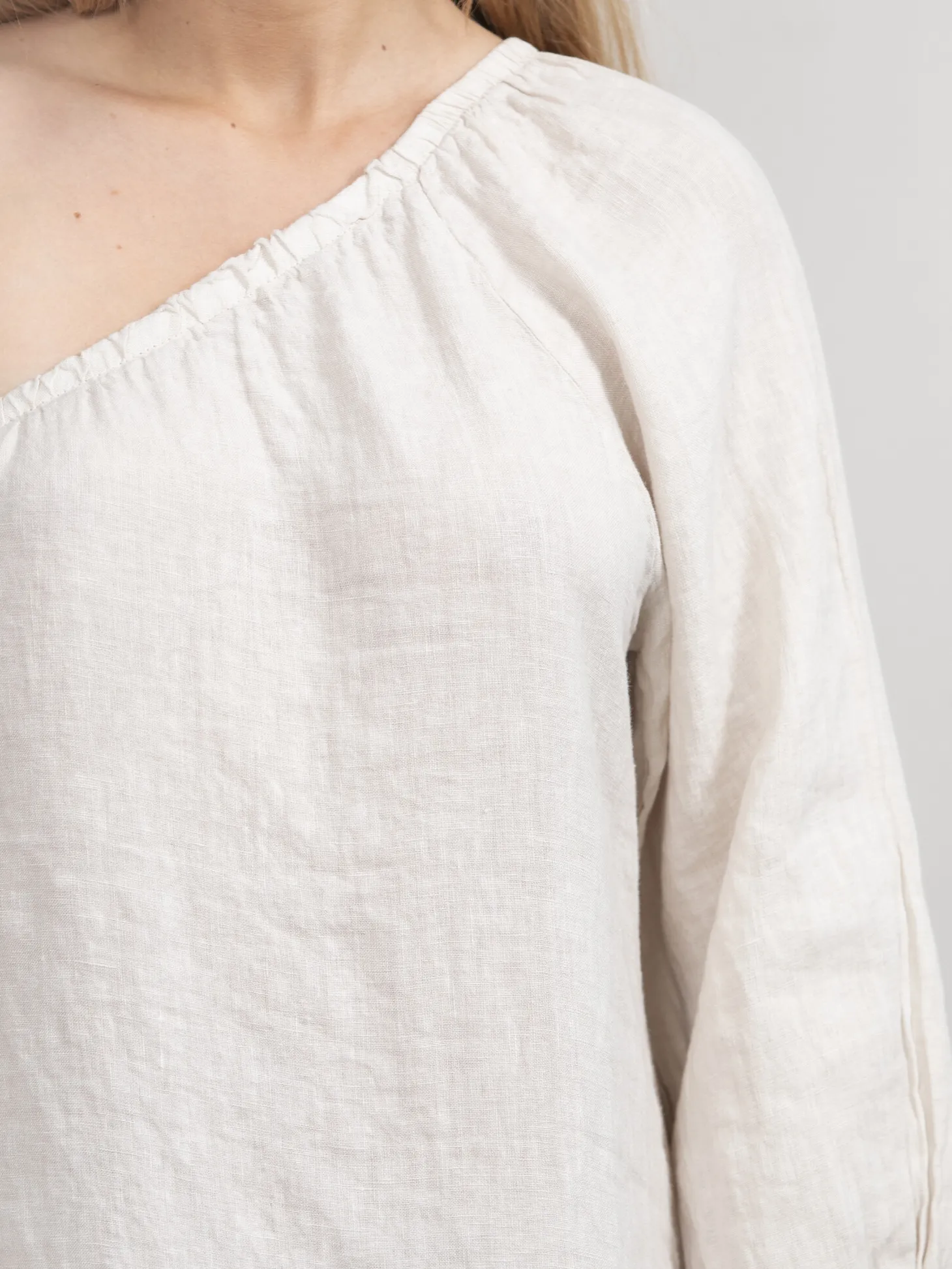 offshoulder_jurk_lily_2.webp Le Marais Offshoulder Jurk Lily Beige Best Sale