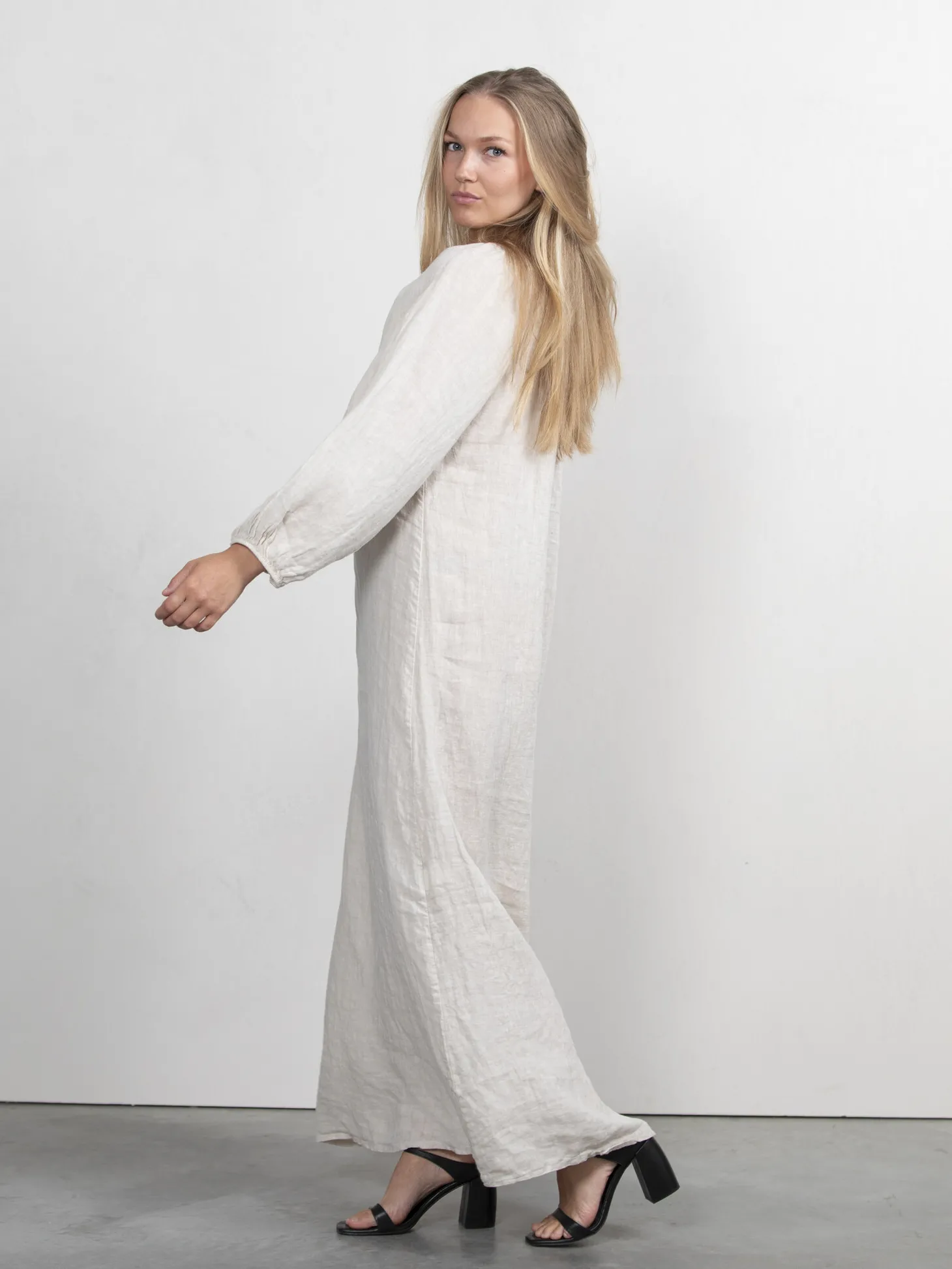offshoulder_jurk_lily_3.webp Le Marais Offshoulder Jurk Lily Beige Best Sale