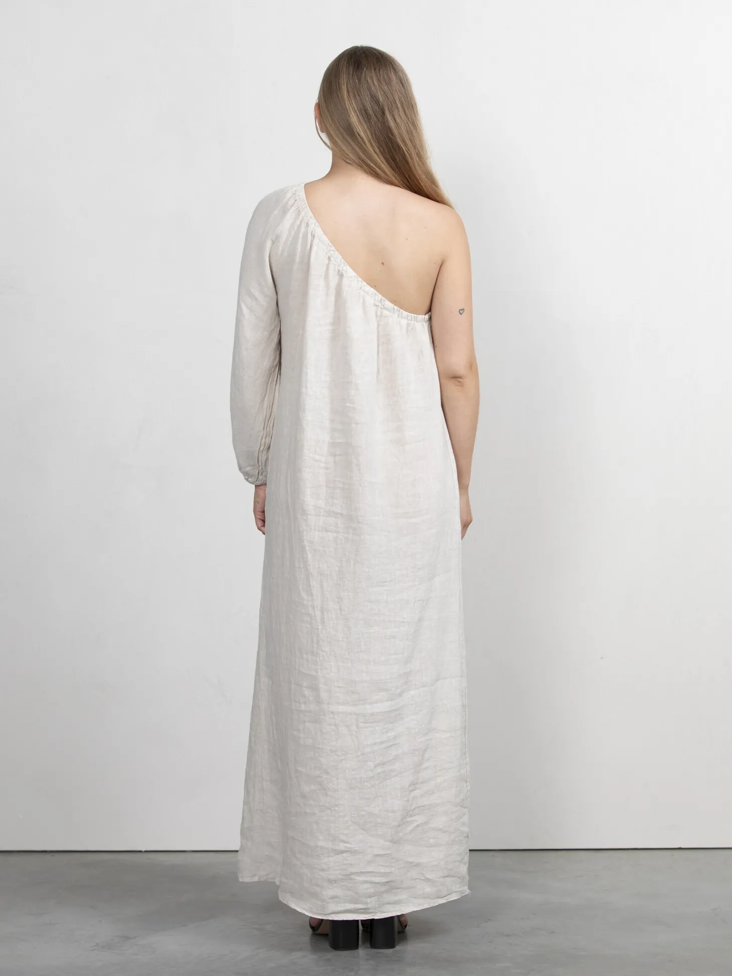 offshoulder_jurk_lily_4.webp Le Marais Offshoulder Jurk Lily Beige Best Sale