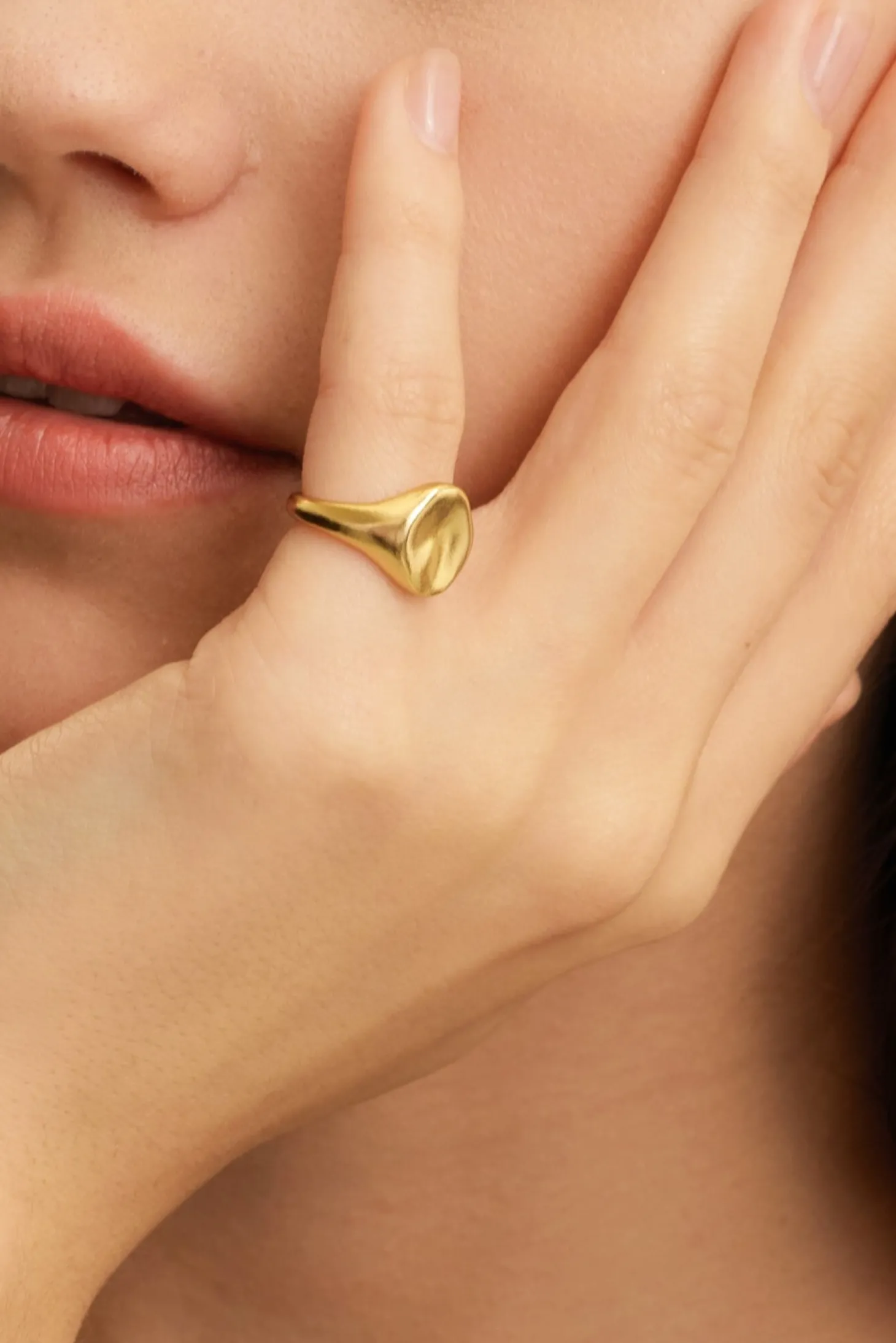 pinky_ring_ginette_oval_2.webp Les Soeurs Pinky Ring Ginette Oval Gold Sale