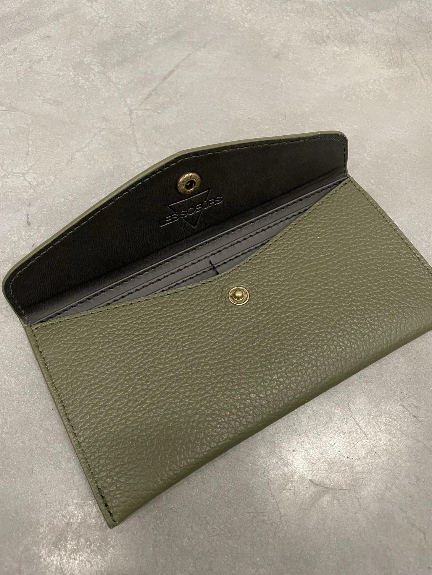 portemonnee_arthur_1-4.webp Les Soeurs Portemonnee Arthur Khaki Shop