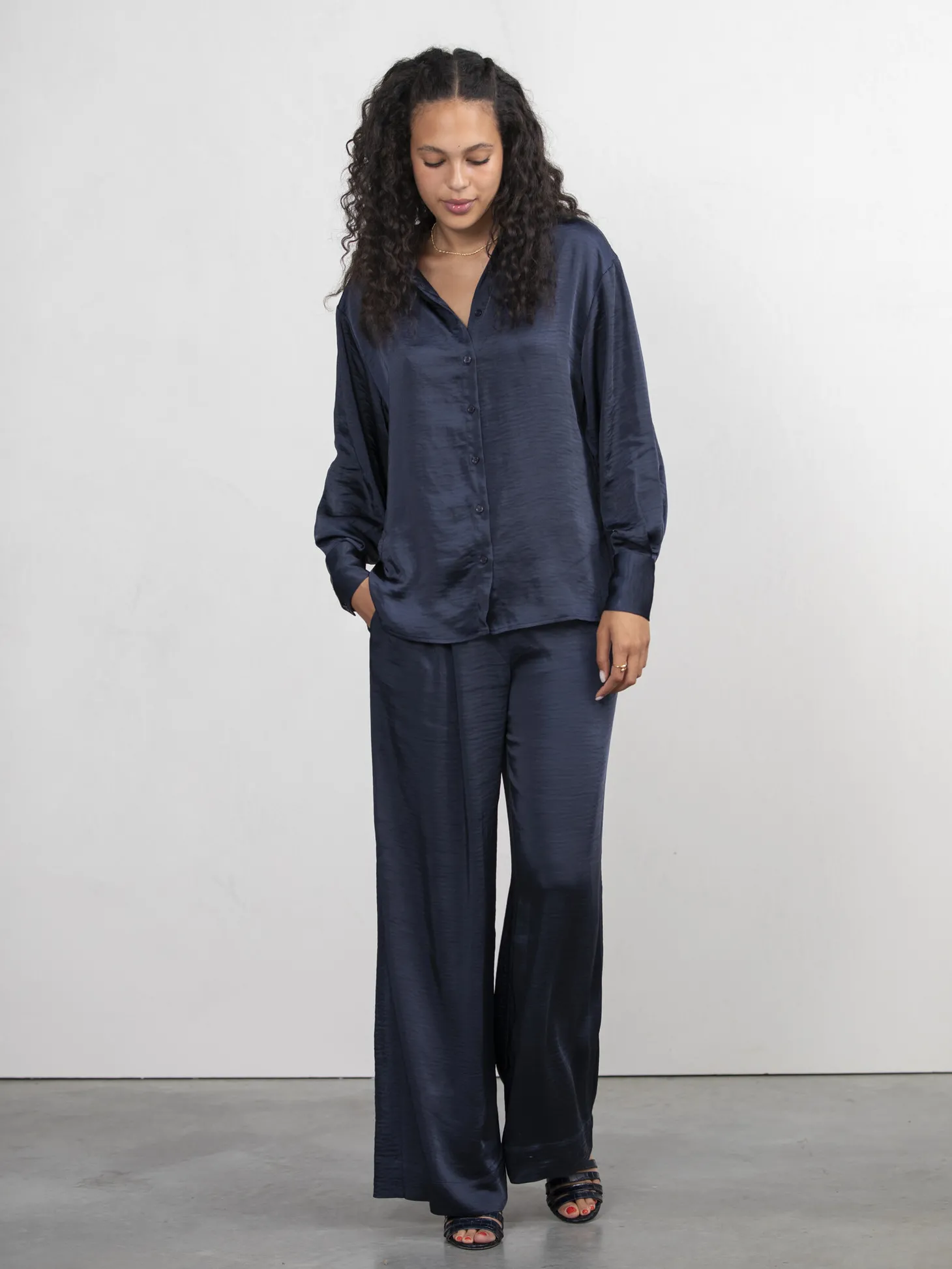 satijn_rechte_broek_adele_2-1.webp Les Soeurs Satijn Rechte Broek Adele Navy New
