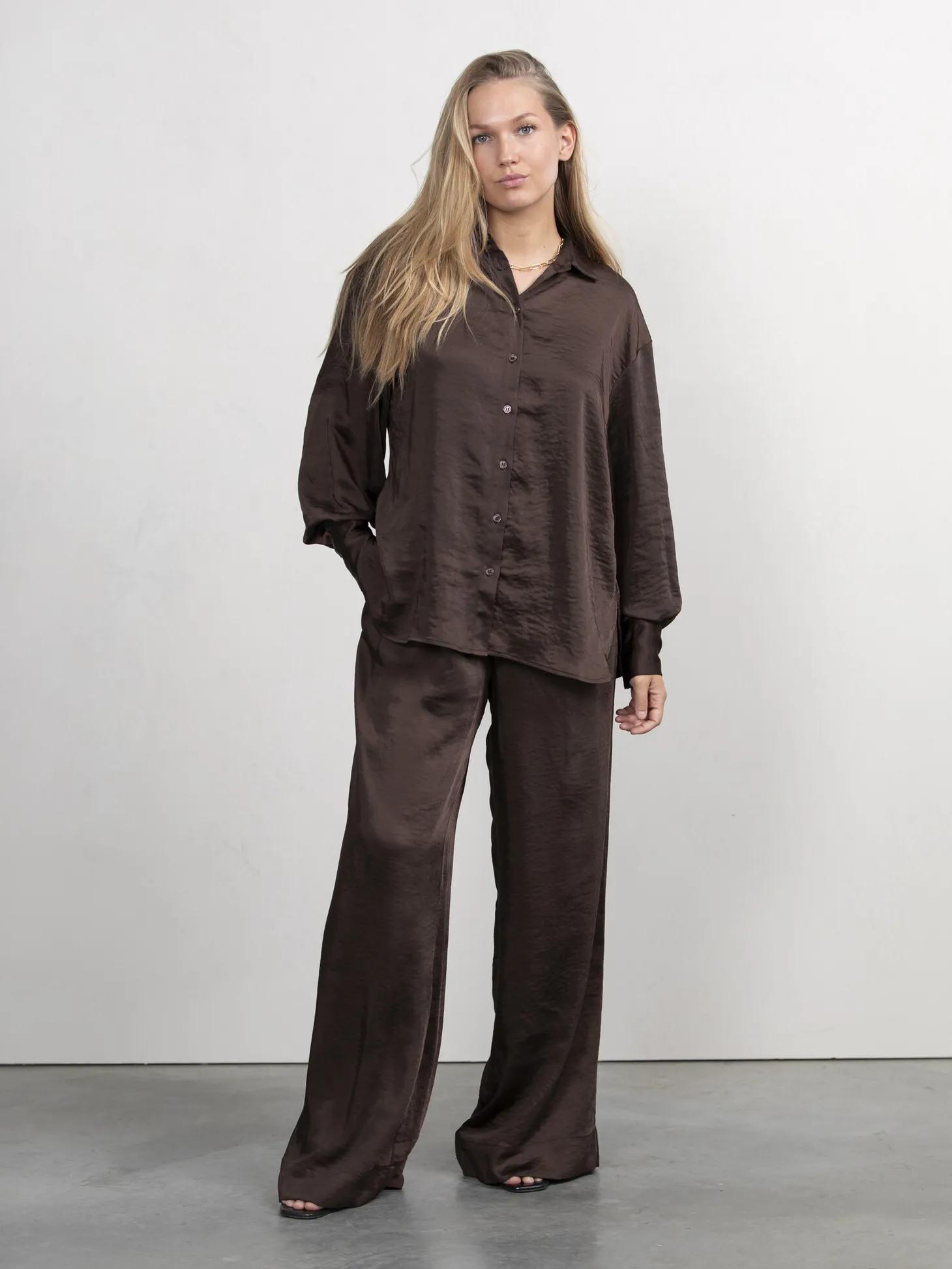 satijn_rechte_broek_adele_2.webp Les Soeurs Satijn Rechte Broek Adele Dark Brown Discount