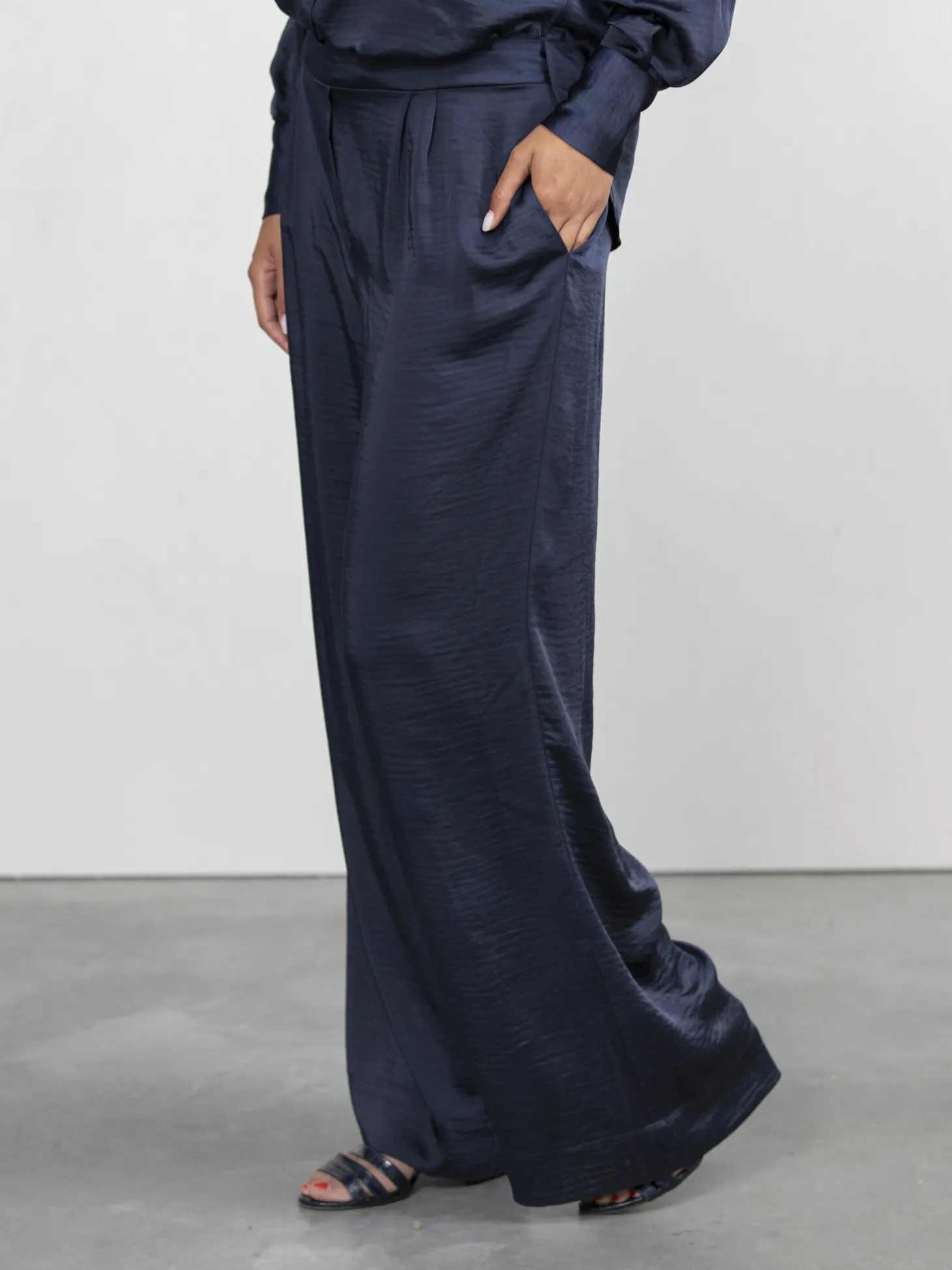 satijn_rechte_broek_adele_3-1.webp Les Soeurs Satijn Rechte Broek Adele Navy New