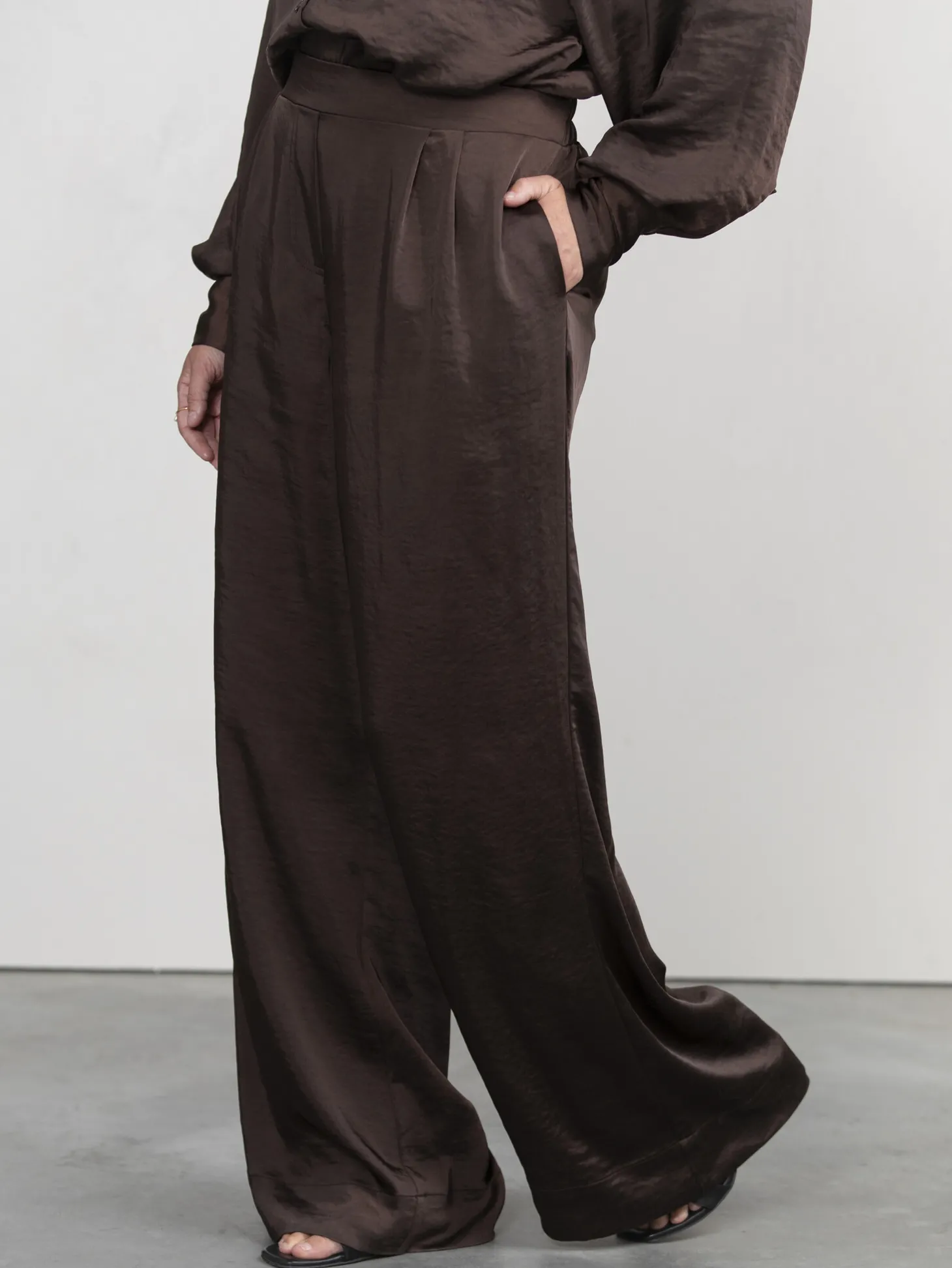 satijn_rechte_broek_adele_3.webp Les Soeurs Satijn Rechte Broek Adele Dark Brown Discount