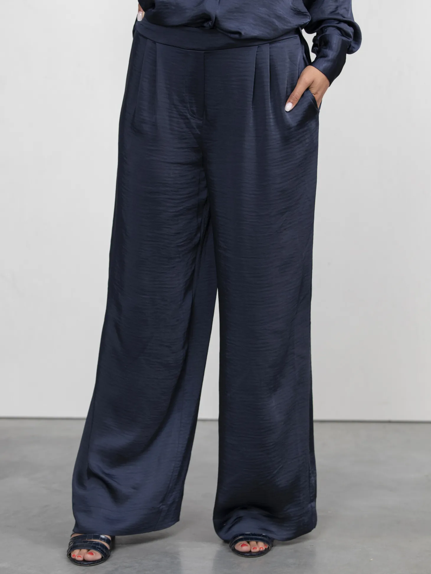 satijn_rechte_broek_adele_4-1.webp Les Soeurs Satijn Rechte Broek Adele Navy New