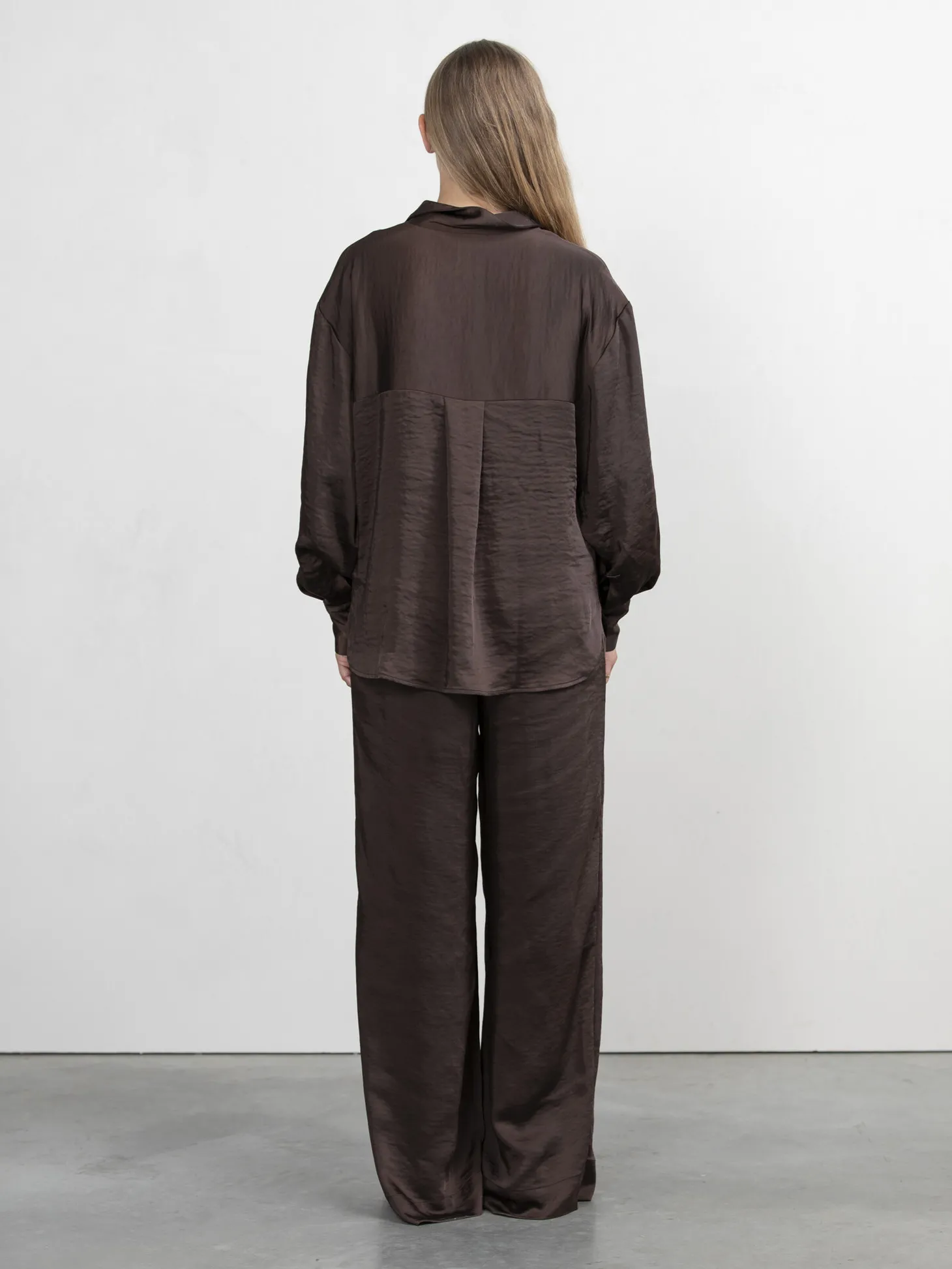 satijn_rechte_broek_adele_4.webp Les Soeurs Satijn Rechte Broek Adele Dark Brown Discount