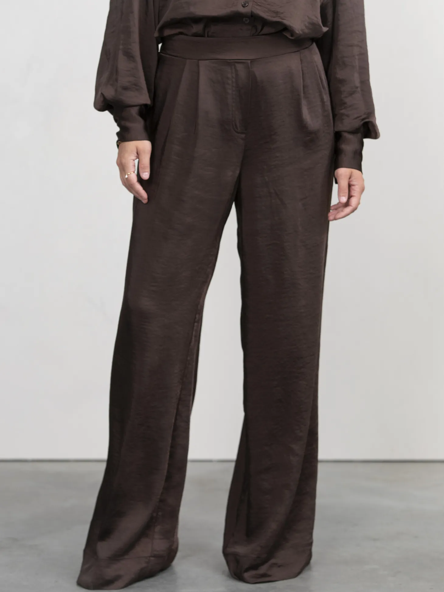 satijn_rechte_broek_adele_5.webp Les Soeurs Satijn Rechte Broek Adele Dark Brown Discount