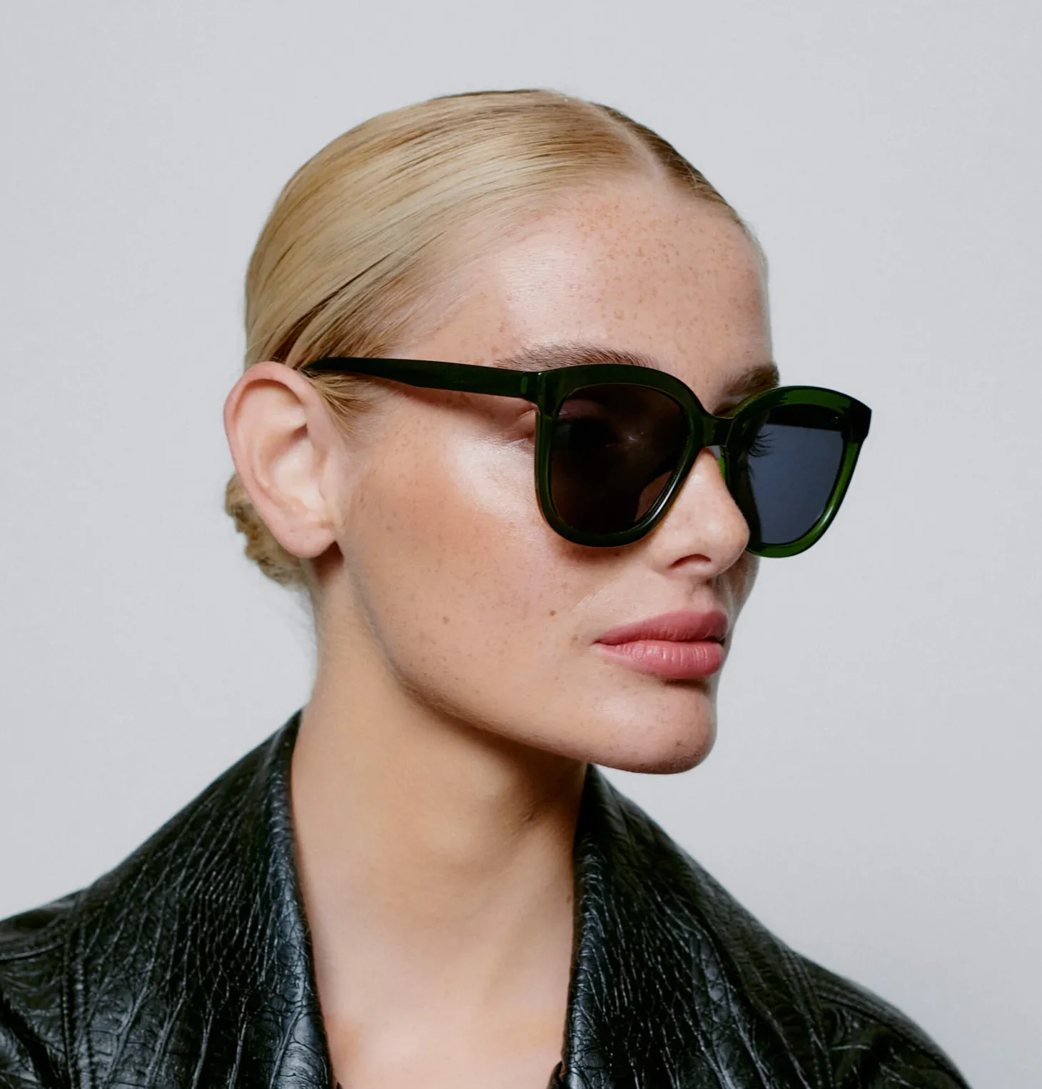 zonnebril_billy_2-1.webp A.Kjaerbede Zonnebril Billy Dark Green Transparent Fashion